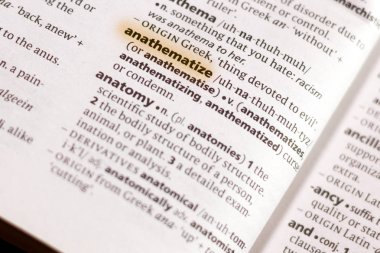 Sözcük veya tümceciğin marker ile vurgulanan bir sözlük Anathematize.