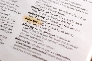 Sözcük veya tümceciğin allerjik marker ile vurgulanan bir sözlük.