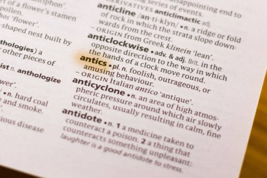 Sözcük veya tümceciğin Antics marker ile vurgulanan bir sözlük.