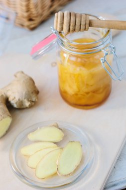 Dilimler zencefil ve bal ahşap kartı