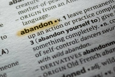 Sözcüğün veya tümceciğin terk marker ile vurgulanan Sözlükteki.