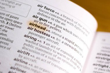 Sözcük veya tümceciğin marker ile vurgulanan bir sözlük boş kafalı.