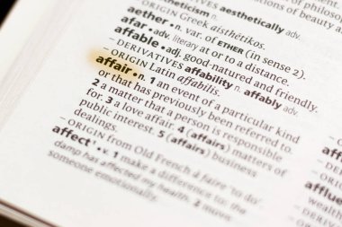 Sözcük veya tümceciğin marker ile vurgulanan bir sözlük ilişkisi.