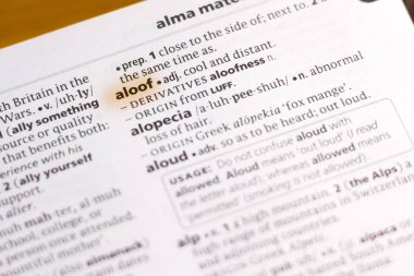 Sözcük veya tümceciğin marker ile vurgulanan bir sözlük Aloof.