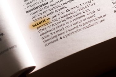 Sözcük veya tümceciğin marker ile vurgulanan bir sözlük aksan.