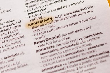 Sözcük veya tümceciğin marker ile vurgulanan bir sözlük yıldönümü.