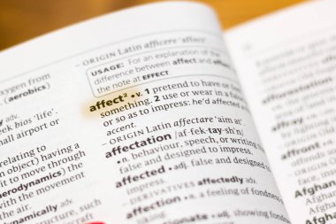 Sözcüğün veya tümceciğin etkiler marker ile vurgulanan Sözlükteki.