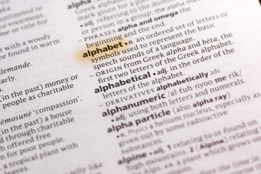 Sözcük veya tümceciğin marker ile vurgulanan bir sözlük alfabesi.