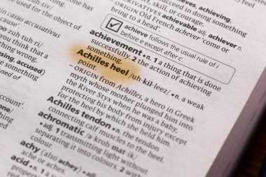 Sözcük veya tümceciğin Aşil topuğu marker ile vurgulanan bir sözlük.