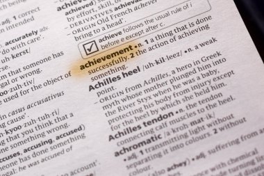 Sözcük veya tümceciğin marker ile vurgulanan bir sözlük başarı.