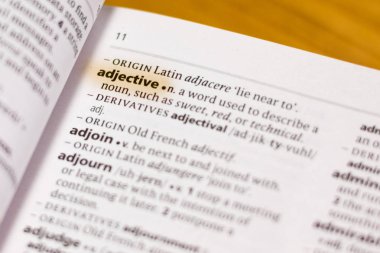 Sözcük veya tümceciğin marker ile vurgulanan bir sözlük sıfat.