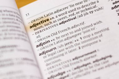 Sözcük veya tümceciğin marker ile vurgulanan bir sözlük sıfat.