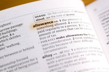 Sözcüğün veya tümceciğin ödeneği marker ile vurgulanan Sözlükteki.