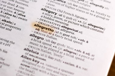 Sözcük veya tümceciğin Allegretto marker ile vurgulanan bir sözlük.