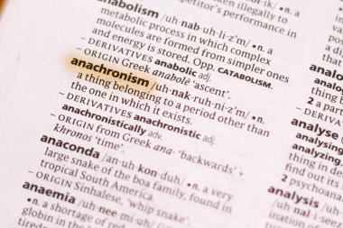 Sözcük veya tümceciğin anakronizm marker ile vurgulanan bir sözlük.