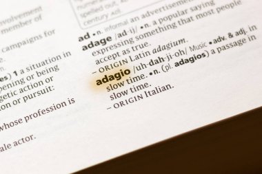 Sözcük veya tümceciğin Adagio marker ile vurgulanan bir sözlük.