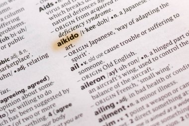 Sözcük veya tümceciğin marker ile vurgulanan bir sözlük Aikido.