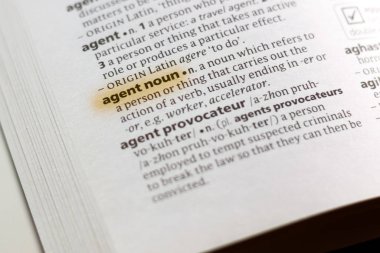 Sözcük veya tümceciğin marker ile vurgulanan bir sözlük Ajan isim.