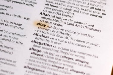 Sözcük veya tümceciğin marker ile vurgulanan bir sözlük yatıştırmak.