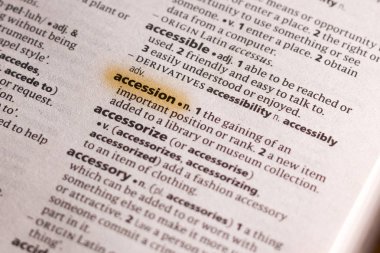 Sözcük veya tümceciğin marker ile vurgulanan bir sözlük katılım.