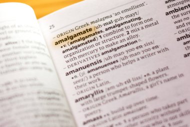 Sözcük veya tümceciğin tevhit marker ile vurgulanan bir sözlük.