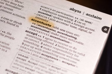 Sözcük veya tümceciğin marker ile vurgulanan bir sözlük Accentuate.