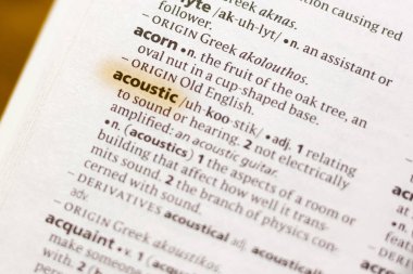 Sözcük veya tümceciğin akustik marker ile vurgulanan bir sözlük.