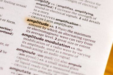 Sözcük veya tümceciğin marker ile vurgulanan bir sözlük genlik.