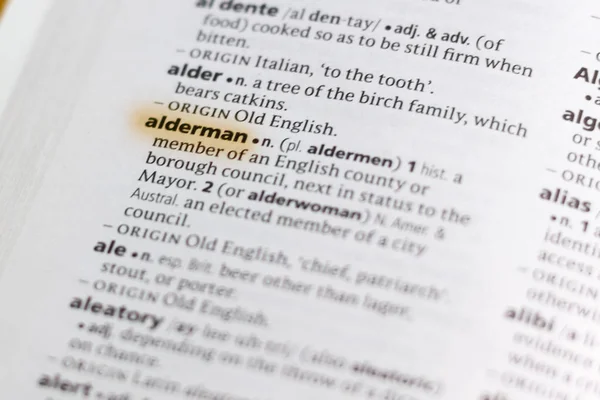 用标记突出显示的字典中的 奥尔德曼 一词或短语 — 图库照片