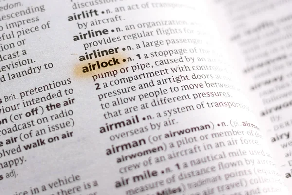 辞書でエアロックがマーカーで強調表示の単語または語句 — ストック写真