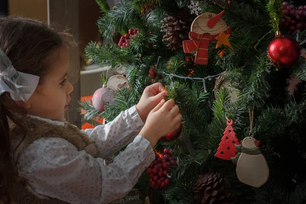 Νεαρό Κορίτσι Διακόσμηση Χριστουγεννιάτικο Δέντρο Από Κόκκινη Μπάλα Και Άλλα — Φωτογραφία Αρχείου