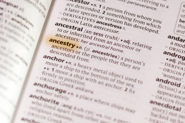 辞書で祖先がマーカーで強調単語または語句 — ストック写真