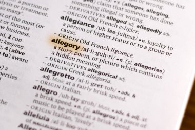 Sözcüğün veya tümceciğin alegori bir sözlük içinde marker ile vurgulanan.