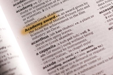 Sözcük veya tümceciğin marker ile vurgulanan bir sözlük Akademi Ödülü.