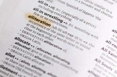 Sözcük veya tümceciğin aliterasyon marker ile vurgulanan bir sözlük.