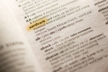 Sözcük veya tümceciğin marker ile vurgulanan bir sözlük Aadvark.