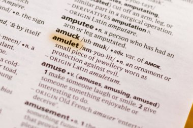 Sözcük veya tümceciğin marker ile vurgulanan bir sözlük muska.