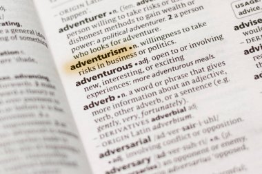 Sözcük veya tümceciğin marker ile vurgulanan bir sözlük maceracılık.