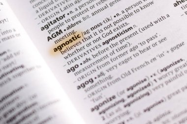 Sözcük veya tümceciğin agnostik marker ile vurgulanan bir sözlük.