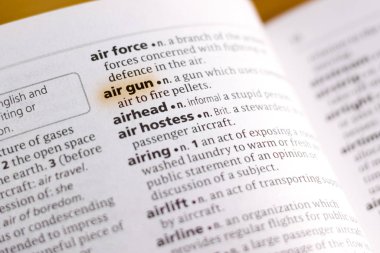 Sözcük veya tümceciğin marker ile vurgulanan bir sözlük hava tabancası.