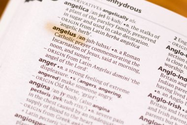 Sözcük veya tümceciğin Angelus marker ile vurgulanan bir sözlük.