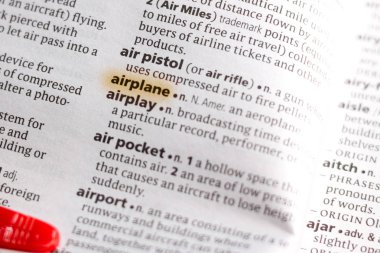 Sözcük veya tümceciğin marker ile vurgulanan bir sözlük uçak.