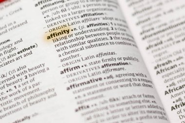 Sözcük veya tümceciğin marker ile vurgulanan bir sözlük benzeşimi.