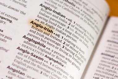 Sözcük veya tümceciğin marker ile vurgulanan bir sözlük Anlgo-İrlanda.