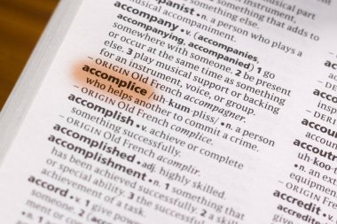 Sözcük veya tümceciğin marker ile vurgulanan bir sözlük suç ortağı.