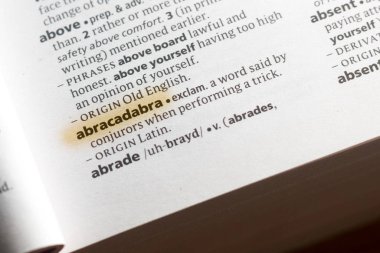 Sözcük veya tümceciğin marker ile vurgulanan bir sözlük abrakadabra.