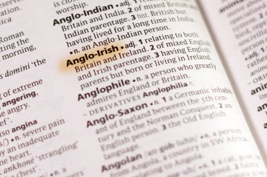 Sözcük veya tümceciğin marker ile vurgulanan bir sözlük Anlgo-İrlanda.