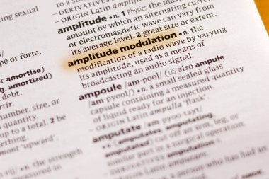 Sözcük veya tümceciğin marker ile vurgulanan bir sözlük genlik Modülasyonu.