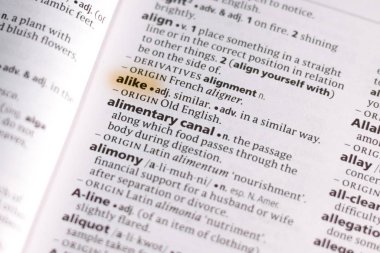 Sözcük veya tümceciğin Alike marker ile vurgulanan bir sözlük.