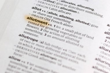 Sözcük veya tümceciğin marker ile vurgulanan bir sözlük servis birimi.